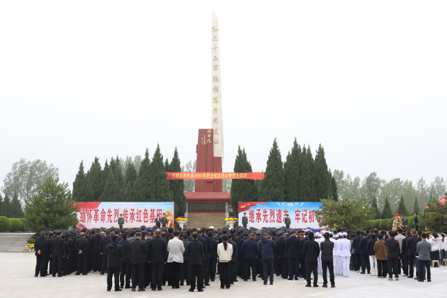 方城法院组织干警参加公祭日祭先烈活动